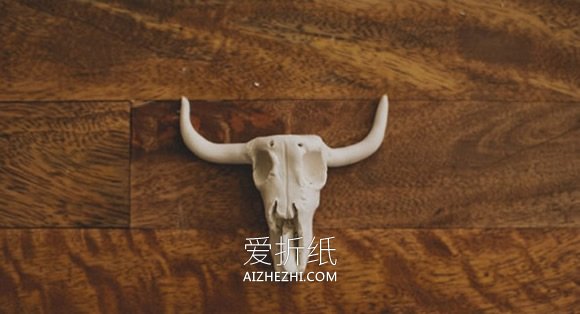 怎么用软陶做山羊头骨小饰品的方法- www.aizhezhi.com