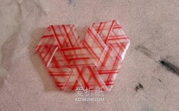 怎么用吸管编爱心的方法图解教程- www.aizhezhi.com