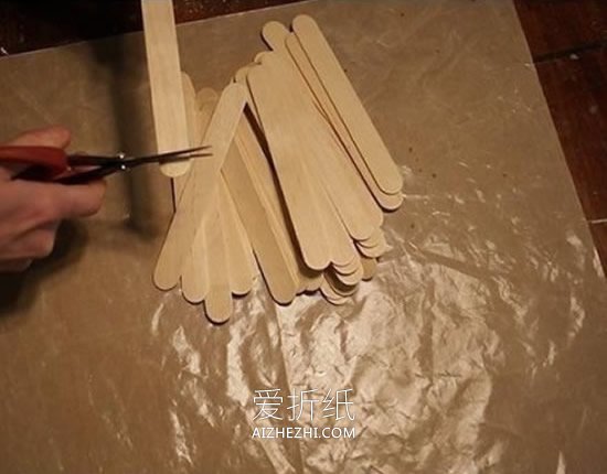 怎么用冰棍棒做拼贴装饰画的方法教程- www.aizhezhi.com
