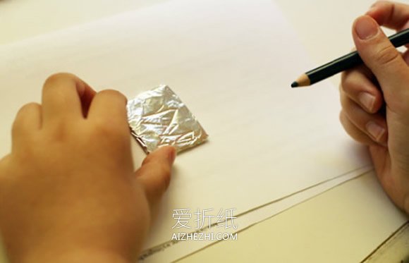 怎么用锡箔纸做浮雕效果儿童项链的方法教程- www.aizhezhi.com