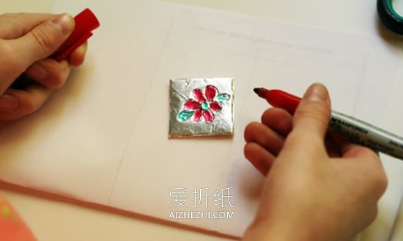 怎么用锡箔纸做浮雕效果儿童项链的方法教程- www.aizhezhi.com