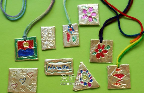 怎么用锡箔纸做浮雕效果儿童项链的方法教程- www.aizhezhi.com