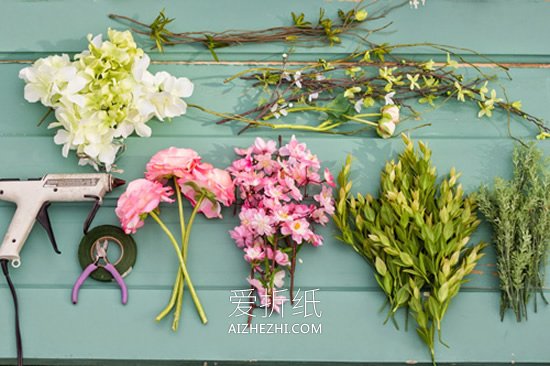 怎么用鲜花做新娘伴娘花环头饰的方法教程- www.aizhezhi.com