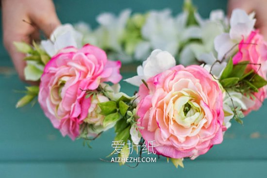 怎么用鲜花做新娘伴娘花环头饰的方法教程- www.aizhezhi.com