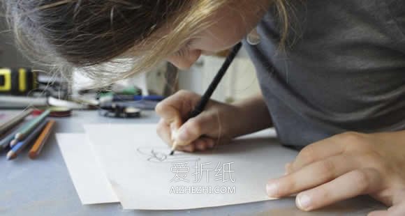 怎么将孩子涂鸦作品做项链吊坠的创意方法- www.aizhezhi.com
