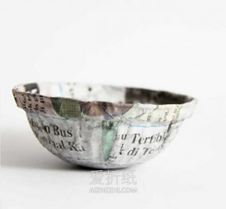 怎么用塑料碗和旧报纸做迷你篮子的方法图解- www.aizhezhi.com