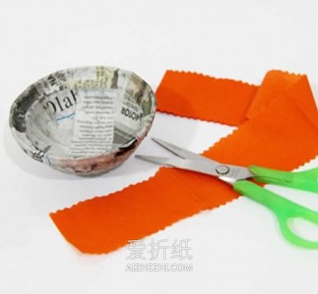 怎么用塑料碗和旧报纸做迷你篮子的方法图解- www.aizhezhi.com