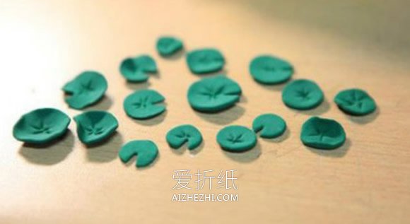 怎么用铁盒做夏日荷塘装饰品的方法图解- www.aizhezhi.com