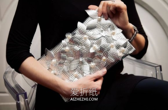 怎么用铝箔纸做时尚手包的方法图解- www.aizhezhi.com