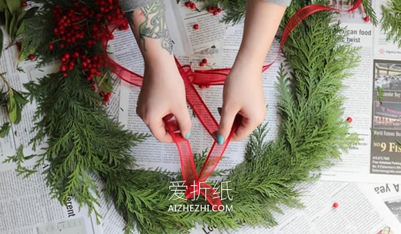 怎么用雪松做漂亮圣诞花环的方法图解- www.aizhezhi.com