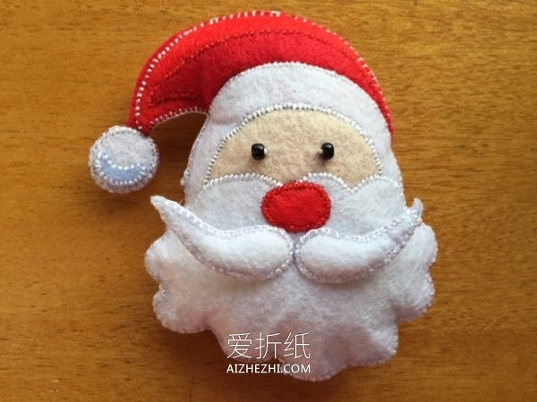 怎么用不织布做圣诞花环的方法图解- www.aizhezhi.com