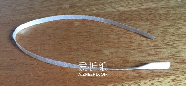 怎么用不织布做圣诞花环的方法图解- www.aizhezhi.com