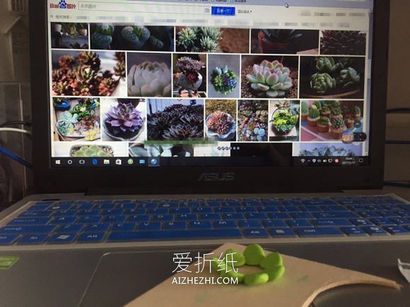 怎么用一次性筷子做粘土画摆件的方法图解- www.aizhezhi.com