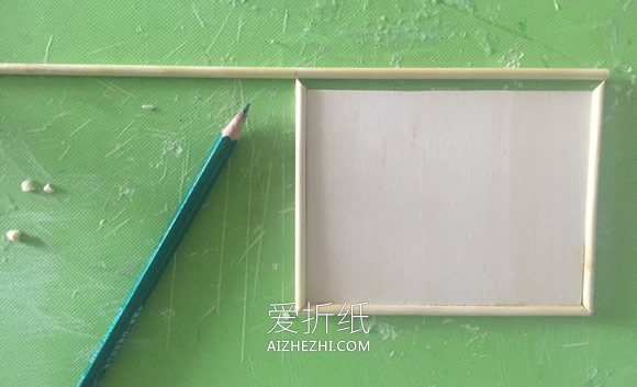 怎么用一次性筷子做粘土画摆件的方法图解- www.aizhezhi.com