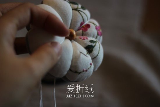 怎么做中国风布艺南瓜针插的方法图解- www.aizhezhi.com