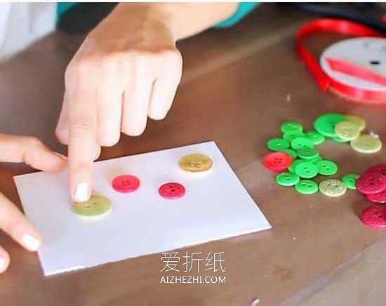 怎么用纽扣简单做圣诞贺卡的方法图解- www.aizhezhi.com