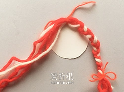 怎么用卡纸和纱线做辫子姑娘的方法图解- www.aizhezhi.com