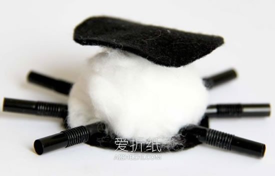 怎么用吸管做万圣节黑蜘蛛的方法图解- www.aizhezhi.com