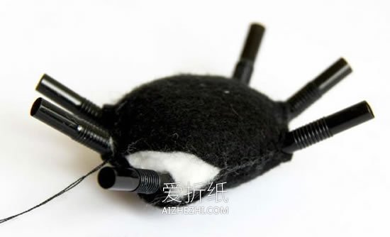 怎么用吸管做万圣节黑蜘蛛的方法图解- www.aizhezhi.com
