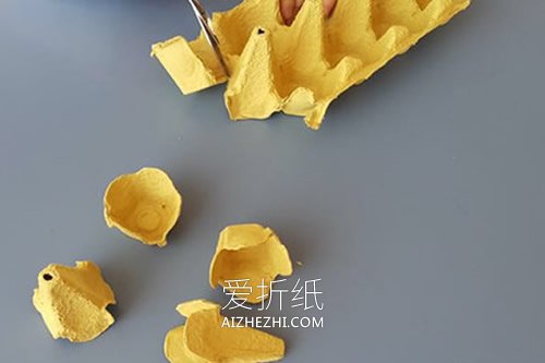 怎么用鸡蛋盒做娃娃挂饰的方法图解- www.aizhezhi.com