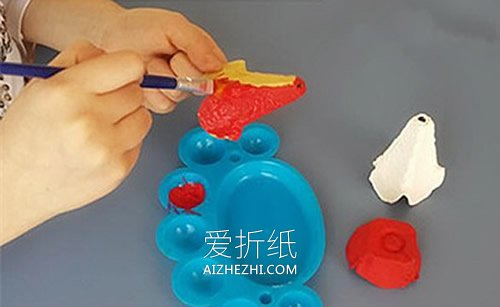 怎么用鸡蛋盒做娃娃挂饰的方法图解- www.aizhezhi.com