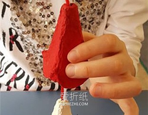 怎么用鸡蛋盒做娃娃挂饰的方法图解- www.aizhezhi.com