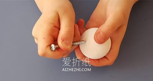 怎么用鸡蛋盒做娃娃挂饰的方法图解- www.aizhezhi.com