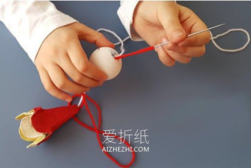 怎么用鸡蛋盒做娃娃挂饰的方法图解- www.aizhezhi.com