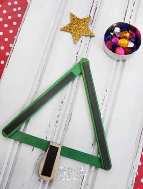 怎么用冰棍棒做圣诞树装饰的方法图解- www.aizhezhi.com