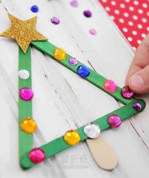 怎么用冰棍棒做圣诞树装饰的方法图解- www.aizhezhi.com