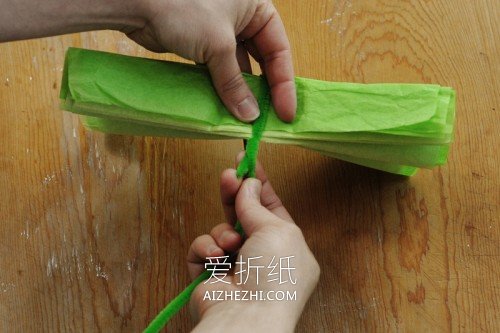 怎么用皱纹纸做纸花的方法图解- www.aizhezhi.com