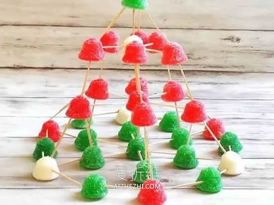 怎么用软糖做立体圣诞树的方法图解- www.aizhezhi.com