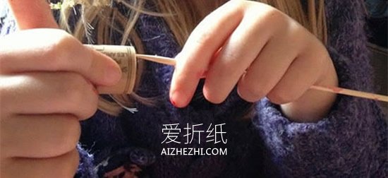 怎么用红酒瓶塞做新年爆竹挂饰的方法图解- www.aizhezhi.com