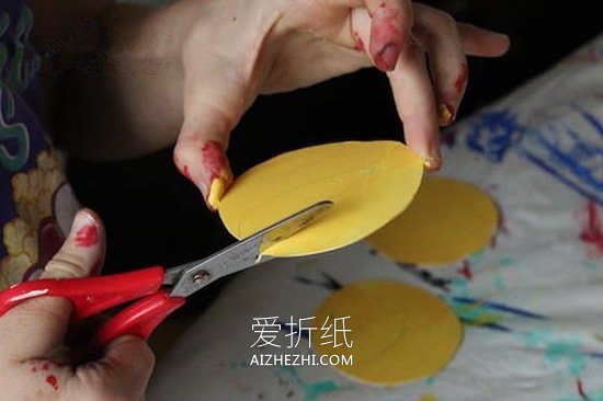 怎么用卷纸芯做圣诞节蜡烛装饰的方法图解- www.aizhezhi.com