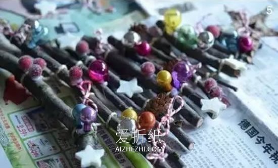 怎么用树枝做圣诞树挂饰的方法图解- www.aizhezhi.com