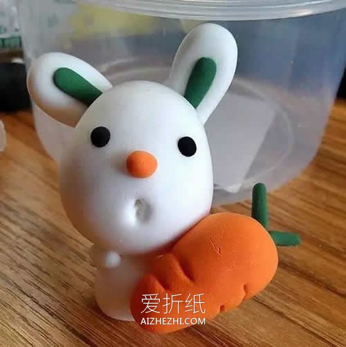 怎么用粘土做抱着胡萝卜的小白兔的方法图解- www.aizhezhi.com