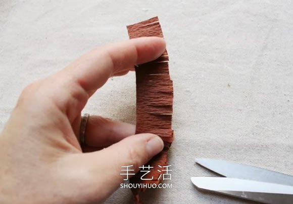 自制皱纹纸橡子和松果挂饰的方法图解教程- www.aizhezhi.com