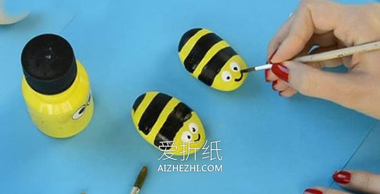 怎么用石头画做可爱小蜜蜂的方法图解- www.aizhezhi.com