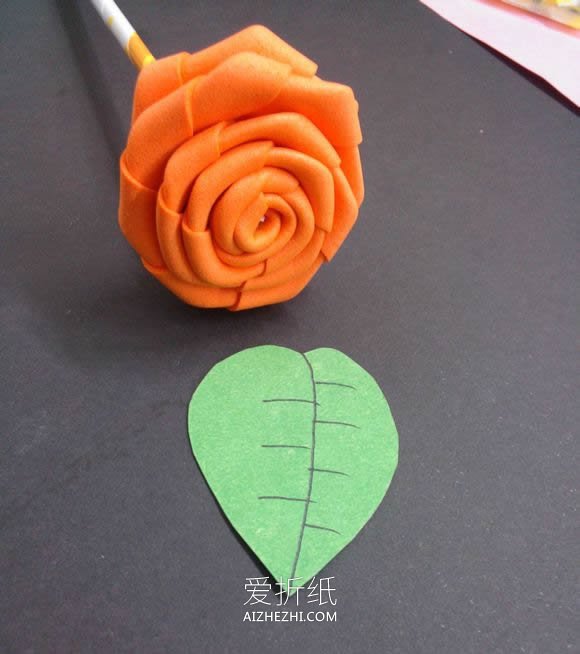 怎么用海绵纸做玫瑰花的方法图解- www.aizhezhi.com