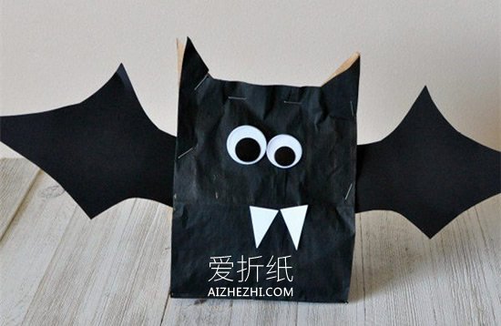 怎么用午餐袋做万圣节蝙蝠的方法图解- www.aizhezhi.com