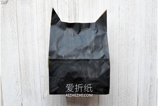 怎么用午餐袋做万圣节蝙蝠的方法图解- www.aizhezhi.com