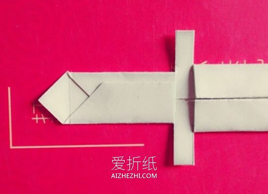 怎么简单折纸中国宝剑的折法图解- www.aizhezhi.com