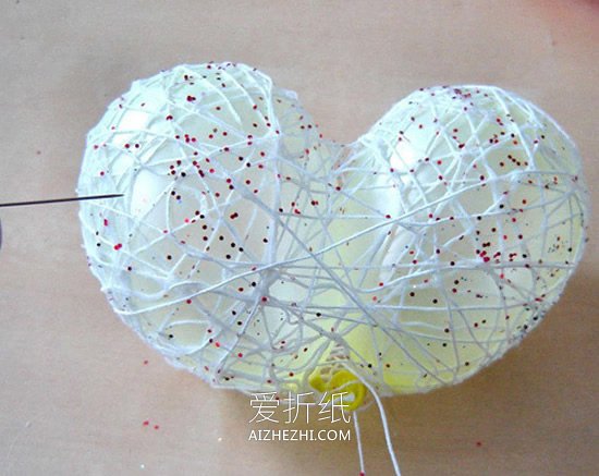 怎么用毛线做情人节镂空的心装饰的方法图解- www.aizhezhi.com