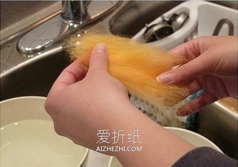 怎么用毛毡简单做漂亮插花装饰的方法图解- www.aizhezhi.com