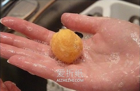 怎么用毛毡简单做漂亮插花装饰的方法图解- www.aizhezhi.com