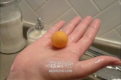 怎么用毛毡简单做漂亮插花装饰的方法图解- www.aizhezhi.com