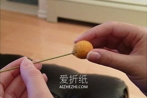 怎么用毛毡简单做漂亮插花装饰的方法图解- www.aizhezhi.com