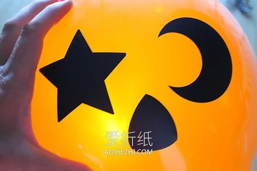 怎么用气球做南瓜灯的方法图解- www.aizhezhi.com