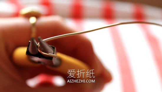 怎么用金属丝做爱心戒指的方法图解- www.aizhezhi.com