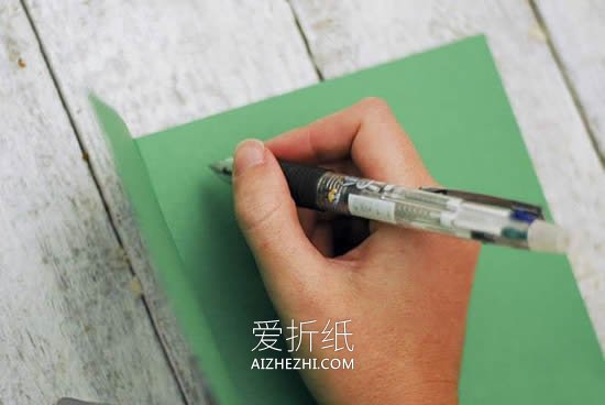 怎么简单做圣诞花环卡片的方法图解- www.aizhezhi.com